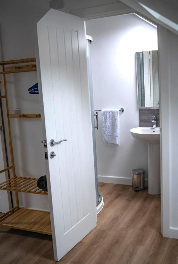 The Red House Modern Stylish Home From Home Walking Distance To Cardiff Bay And City Centre With Parking Exteriör bild