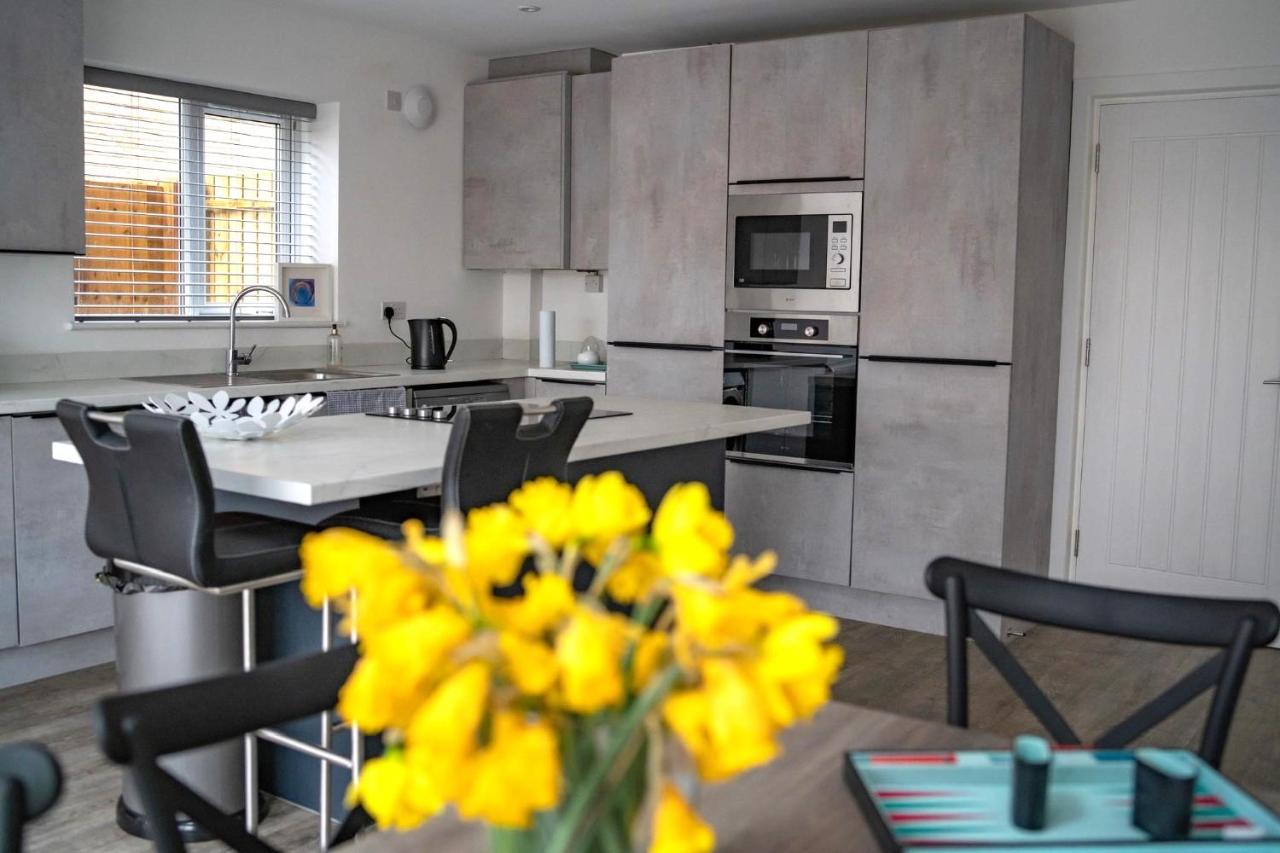 The Red House Modern Stylish Home From Home Walking Distance To Cardiff Bay And City Centre With Parking Exteriör bild